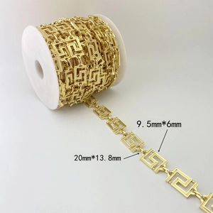 Makroaufnahme einer goldenen Greca-Musterkette mit Größenangaben von 20 mm und 9,5 mm