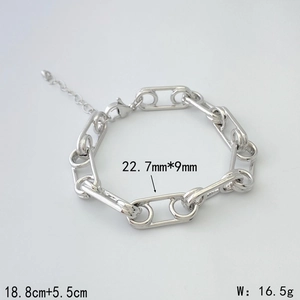Vue détaillée du bracelet chaîne argenté montrant les dimensions et le fermoir mousqueton