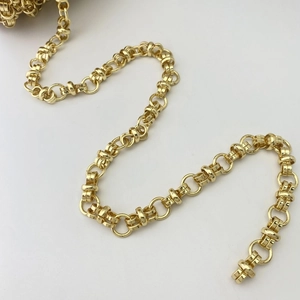 Nahaufnahme der goldenen Kette mit polierten gerippten zylindrischen Gliedern
