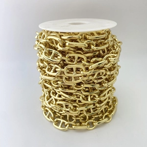 Detail der hochglanzpolierten goldenen Schweinenasenkette auf Spule für DIY-Schmuck