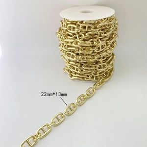Makroaufnahme der vergoldeten Schweinenasen-Ankerkette in 22mm x 13mm auf einer weißen Spule
