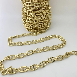 Detail einer polierten goldene Ankerkette mit glänzendem Spiegelfinish für Schmuckstücke