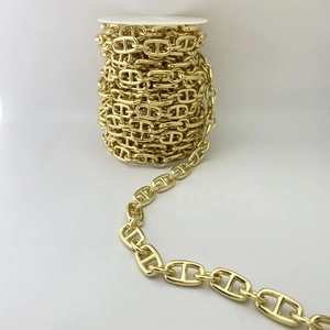 Nahaufnahme der vergoldeten Schweinenasen-Gliederkette für DIY-Schmuck und Taschen