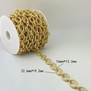 Detailansicht goldener strukturierter Gliederkette mit Maßangaben 16 mm und 22,6 mm