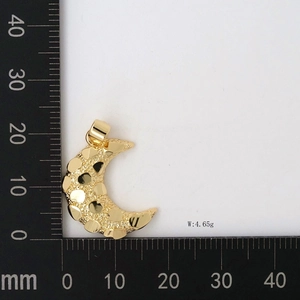 Detail showing 18K gold moon pendant dimensions 20mm and 4.65g weight on scale