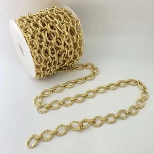 Nahaufnahme der goldenen Metallkette mit Perlenstruktur auf Spule für DIY-Schmuck
