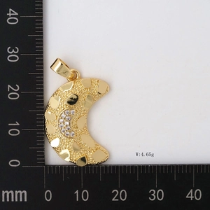 Detailed view of 18K gold moon pendant with micro-set zircon and 4.65g weight marked