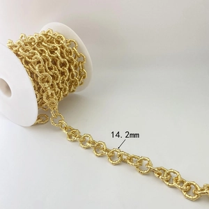 Detailansicht der 14,2mm goldfarbenen Spiral-Gliederkette auf einer weißen Spule