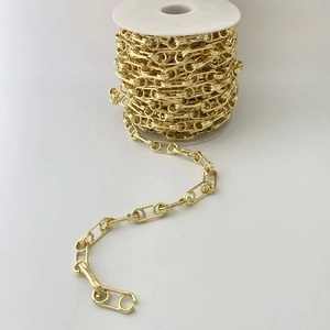 Detaillierte Makroansicht einer großen Rolle goldener Metallkette für DIY-Schmuckherstellung