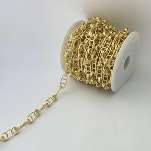Nahaufnahme goldener Metallketten auf einer Spule für DIY-Schmuck und Taschenzubehör
