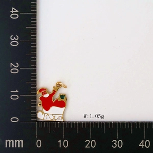 Detailed view of Santa Claus on a sleigh pendant with measurement scale showing 1.05g weight