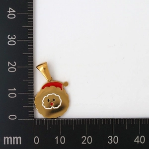 Dettaglio di un ciondolo Babbo Natale dorato con smalto, misura 20mm x 25mm su un righello