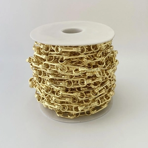 Detailansicht der goldenen Gliederkette auf Spule für DIY-Schmuck und Taschenzubehör