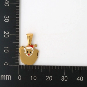 Dettaglio del ciondolo Babbo Natale di 18mm con finitura in smalto rosso e bianco