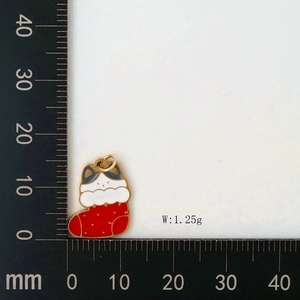 Detailed view of cat in Christmas stocking pendant with size scale and weight data