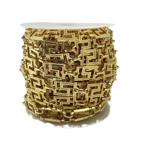 Goldene Kette mit Greca-Muster auf Rolle für Schmuckherstellung und DIY-Accessoires
