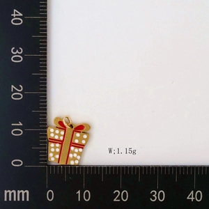 Christmas gift box pendant measurement showing 12mm size and 1.15g weight on scale