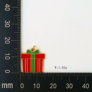Measurement of red and green enamel Christmas gift box pendant with 1.65g weight