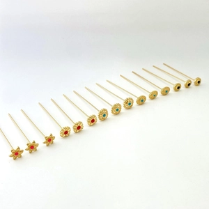 Dettaglio di spilli placcati oro 18K con accenti floreali e smalto colorato