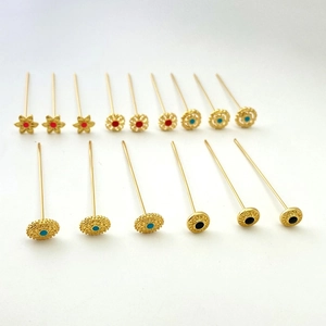Dettaglio di spilli a testa tonda e a fiore placcati oro 18K per gioielli DIY