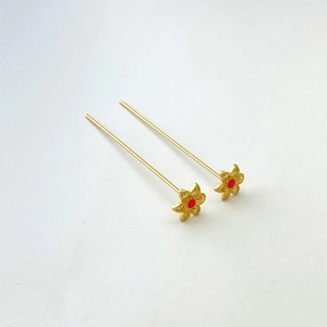 Dettaglio di spilli a fiore placcati in oro 18K con smalto rosso per gioielli fai-da-te