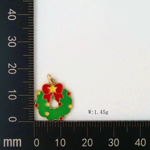 Detailed size measurement of a gold Christmas wreath pendant with enamel bow and star