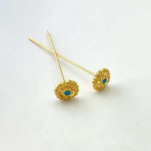 Dettaglio di perni a ingranaggio placcati oro 18K con perla turchese per creazione gioielli
