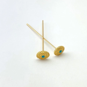 Orecchini a perno vintage in oro 18K traforati con pietra turchese intarsiata