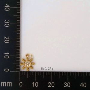 Detailed view showing a gold snowflake pendant size and weight of 0.35g for necklaces