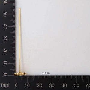 Dettaglio spilla floreale dorata da 55 mm con pietra turchese per creazione gioielli