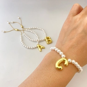Retro Gold Plated Alloy Bubble Initial Letter Bracelet White Acrylic Artificial Pearl Beaded Adjustable Chain Hand Jewelry For Women