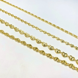 Detailed comparison of four widths of heart-shaped link alloy chains in polished gold finish