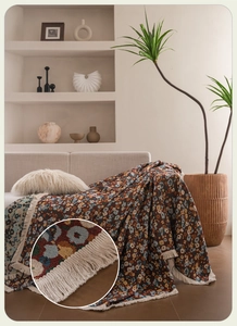 Details des Vintage-Jacquard-Sofas mit Blumendesign, dicker Textur und Quasten