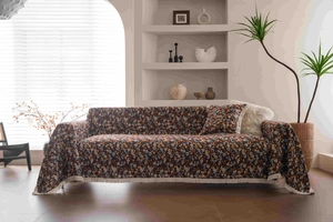 Detail der böhmischen dicken Jacquard Sofadecke mit Blumenmuster und weißen Quasten
