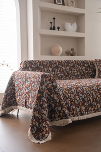 Detail der geblümten Jacquard-Sofaabdeckung mit Fransen in Vintage-Burgund und Blau