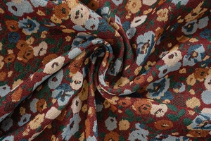 Detailansicht des schweren Jacquard-Stoffs mit Vintage-Blumenmuster und dicker Textur