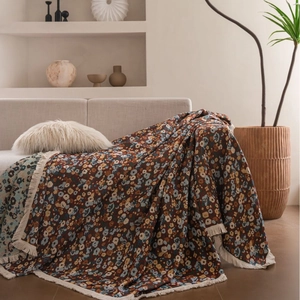 Vintage Jacquard Sofaüberwurf mit Blumenmuster und dekorativen Fransen in Retro Dunkelrot