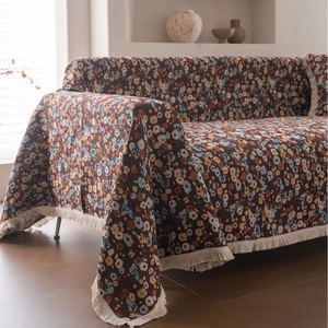 Vintage Sofa-Überwurf mit Blumenmuster und weißen Fransen in dunklem Weinrot-Design