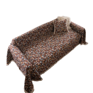 Dicke Jacquard-Sofadecke mit Blumenmuster und cremefarbenen Fransen in Dunkelrotbraun