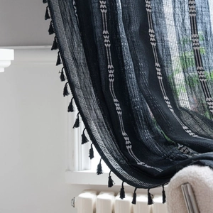 Rideau en lin noir moderne avec broderie blanche et bordures à franges pompons