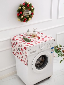 Weihnachts-Waschmaschinenabdeckung mit roten Mustern und weißen Pompon-Details