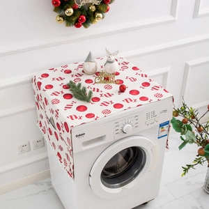 Detail der Weihnachts-Staubschutzhülle mit roten Mustern und praktischen Seitentaschen