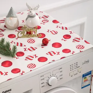 Detail der Weihnachts-Waschmaschinenabdeckung mit festlichem Kugeln- und Schleifenmuster