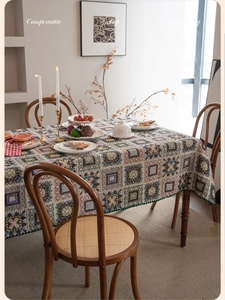 Dettaglio di tovaglia jacquard vintage francese con motivi geometrici e bordino verde