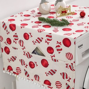 Weihnachts-Kühlschrankabdeckung mit roten Kugelmustern und flauschigen weißen Quasten