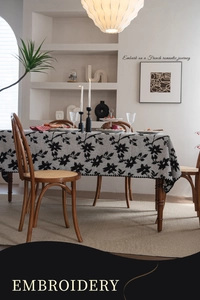 Ricamo dettagliato di motivi floreali su tovaglia jacquard vintage in stile francese