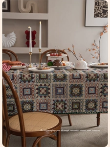 Vista dettagliata della tovaglia jacquard vintage con motivi geometrici e bordo verde smeraldo
