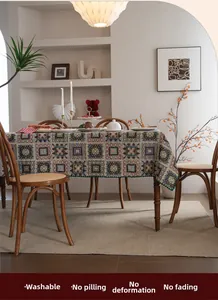Dettaglio della tovaglia jacquard con motivi geometrici vintage e cuciture raffinate