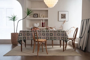Dettaglio di tovaglia jacquard geometrica vintage con tessuto strutturato e nappe eleganti