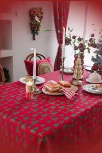Detail der roten Weihnachtstischdecke mit festlichem grünem Goldfolien-Baummuster